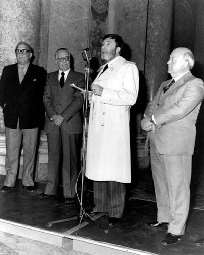 Reggia di Caserta. Anni Settanta. Presentazione della mostra di Remo Brindisi (il primo a sinistra) sull'antifascismo.
