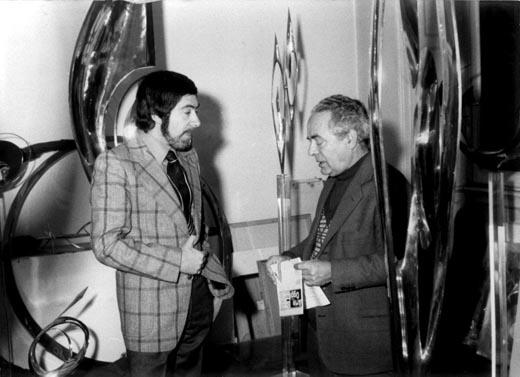 Armando Ginesi e Carmelo Capello a Milano, nello studio dello scultore, nei primi anni Settanta