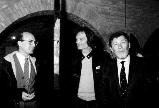 Con Franco Carotti (al centro) e Mariano Apa (a sinistra) nei locali del Circolo ACLI di Urbino agli inizi del decennio Ottanta