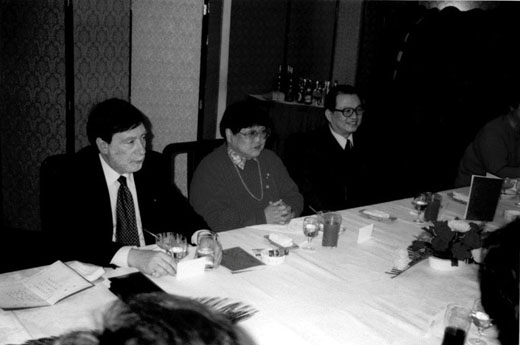A Pechino nel 1992. Da sinistra: Armando Ginesi, Deng Ling (figlia del leader cinese Deng Xiao Ping), il Ministro dell'informazione Li Chan Hui