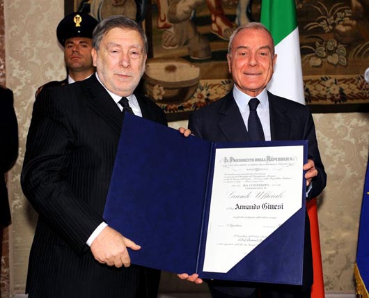 Armando Ginesi con il Sottosegretario Gianni Letta durante la consegna del grado di Grande Ufficiale dell’Ordine al Merito della Repubblica Italiana