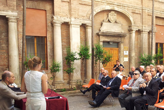 in prima fila da sinistra: Rodolfo Bernardini, segretario generale Fondazione Cassa di Risparmio di Jesi; Tonino Perini, Presidente;, Armando Ginesi, Console Onorario Federazione Russa di Ancona; Enzo